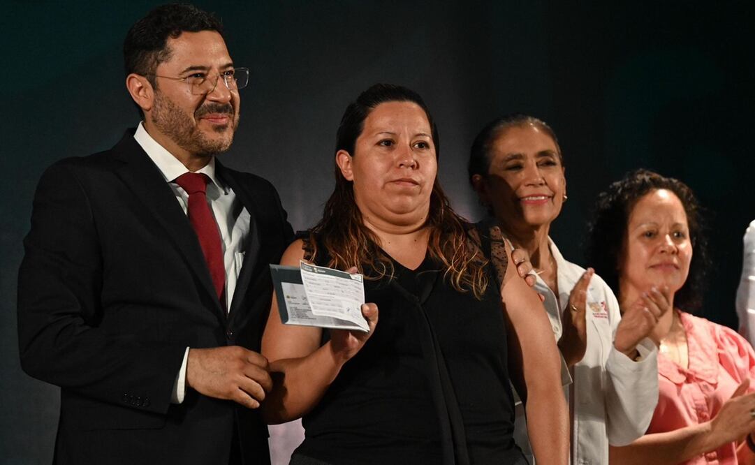 En la entrega de las tarjetas a dichos Comités integrados por ciudadanos que acuden a los centros de salud, el Jefe de Gobierno, Martí Batres, y la secretaria de Salud, Oliva López, señalaron que los apoyos van de 400 mil a un millón 200 mil pesos. Foto: Especial