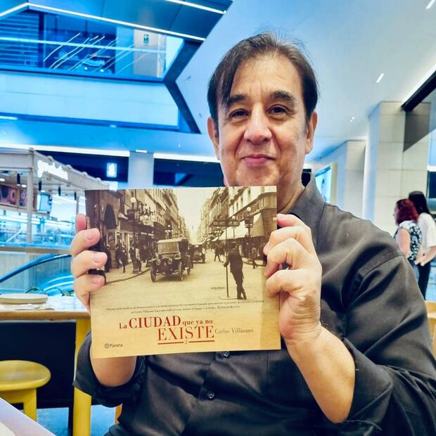 Las fotos favoritas de Carlos Villasana son las que capturan a la Ciudad de México del siglo XX (de ahí la temática de su libro álbum), pero en este evento reveló que tiene fotos de todo México en su colección. ESPECIAL.