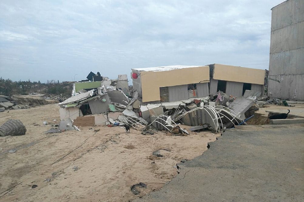 Vecinos observaban cómo la corriente carcomía el terreno hasta que el edificio colapsó (ESPECIAL)