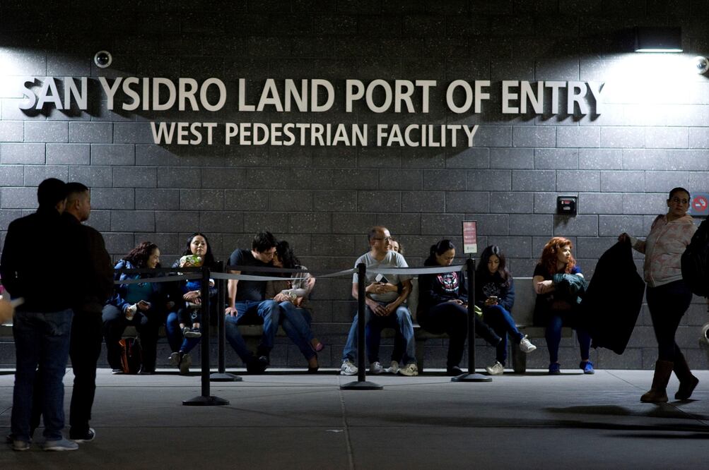 Diariamente, miles de personas cruzan por San Ysidro 