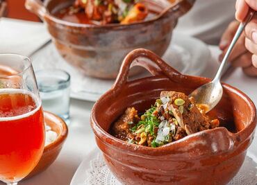 Visita Puebla y disfruta de un delicioso mole de caderas