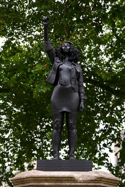 Colocan estatua de manifestante contra el racismo en Reino Unido