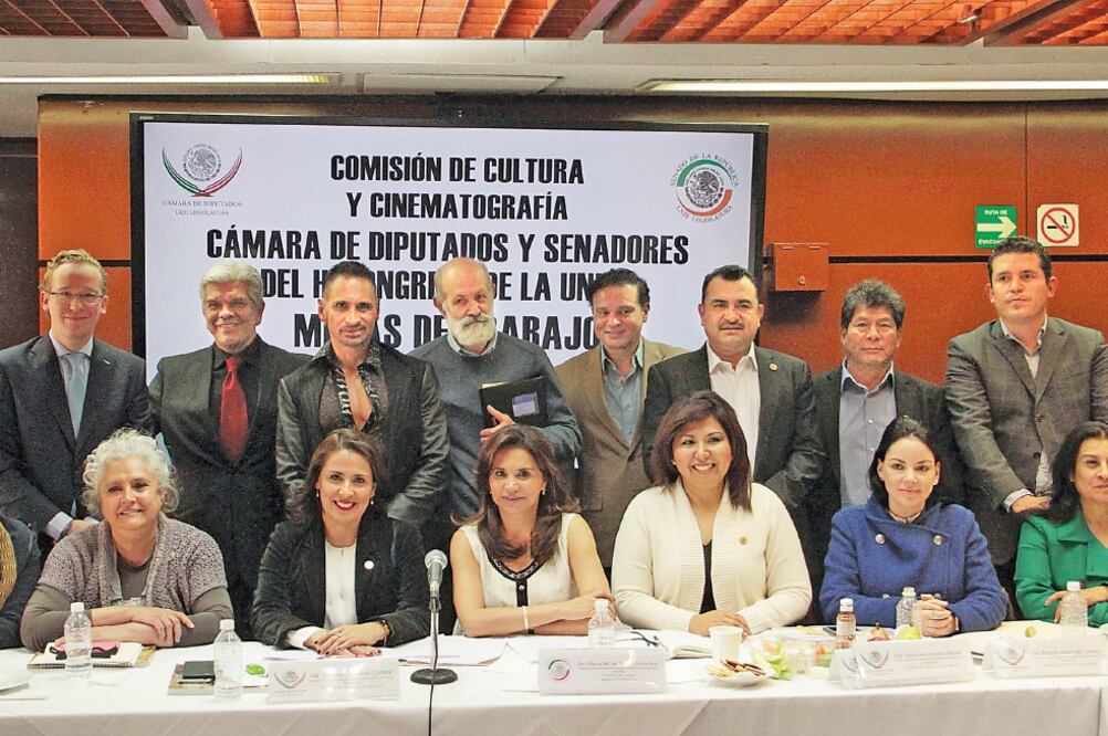 Legisladores recibieron a miembros de la comunidad cultural, entre ellos (en la imagen) el flautista Horacio Franco, el dramaturgo Luis de Tavira y el coreógrafo Marco Antonio Silva (JUAN BOITES. EL UNIVERSAL)