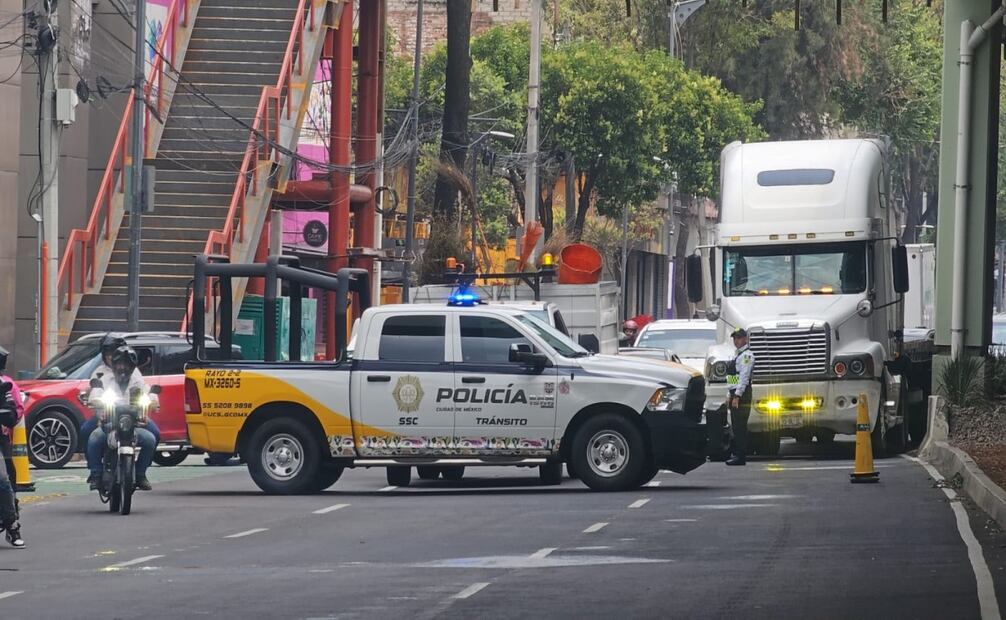 Indígenas bloquean vialidad en San Antonio Abad; exigen espacios de venta y vivienda. Foto: Juan Carlos Williams