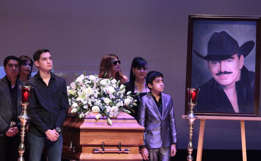 Maribel hizo guardia junto al féretro del cantante en la SACM   FOTO: EFE