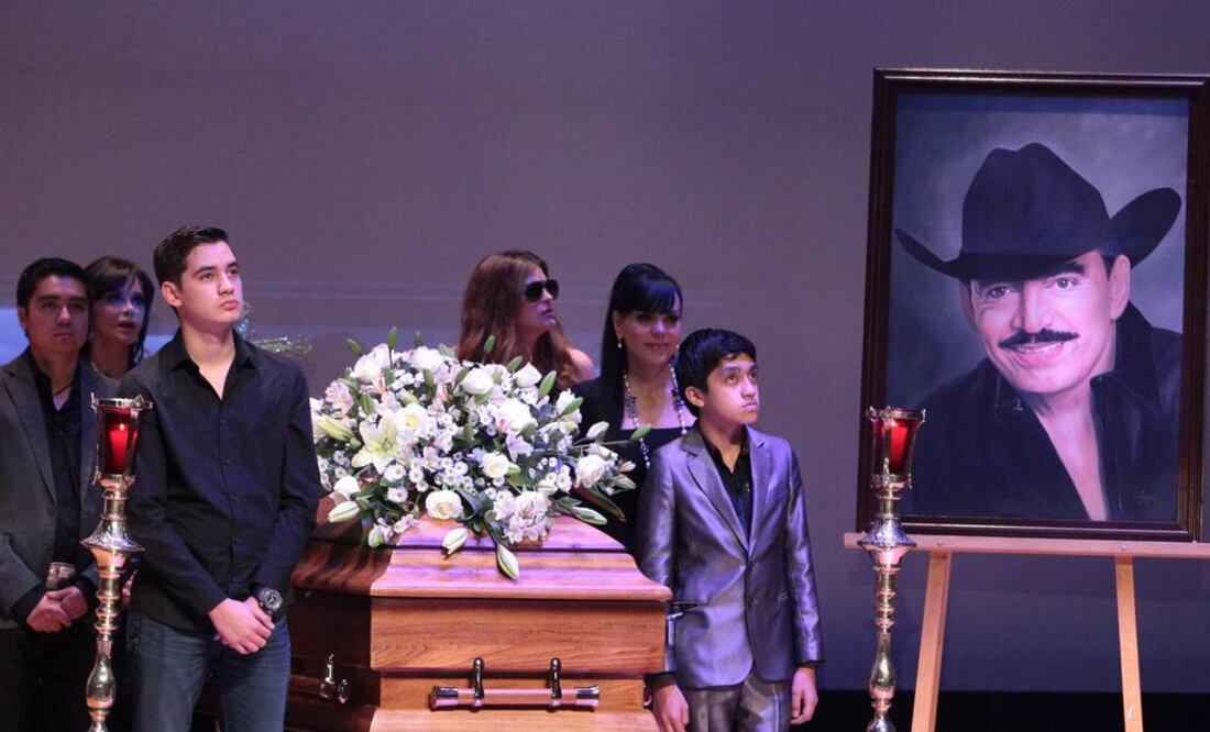 Maribel hizo guardia junto al féretro del cantante en la SACM   FOTO: EFE