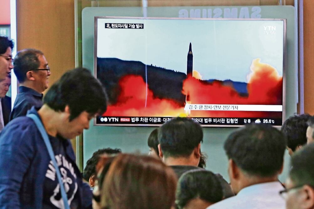 Habitantes de Seúl observan en la televisión la noticia sobre el lanzamiento de otro misil por parte del gobierno de Corea del Norte (AHN YOUNG-JOON. AP)