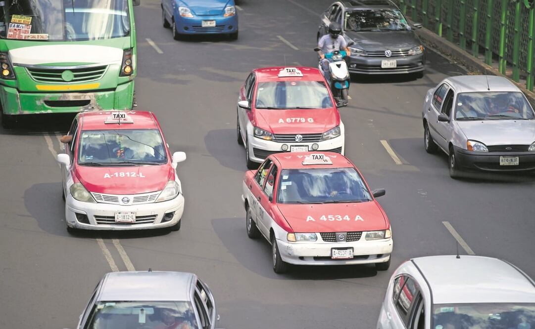 Taxistas aseguran que autoridades les exigen tener unidades en buen estado, por lo que han tenido que asumir créditos para cambiar sus autos, aspecto que no es similar a los vehículos de aplicación. Foto: Germán Espinosa / EL UNIVERSAL