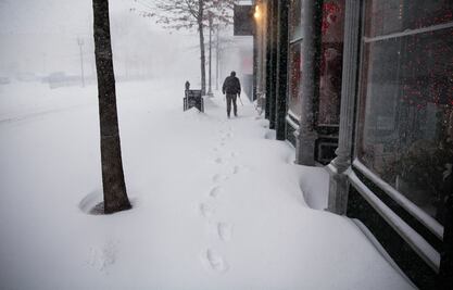 Tormenta de nieve deja EU pero paraliza el este de Canadá