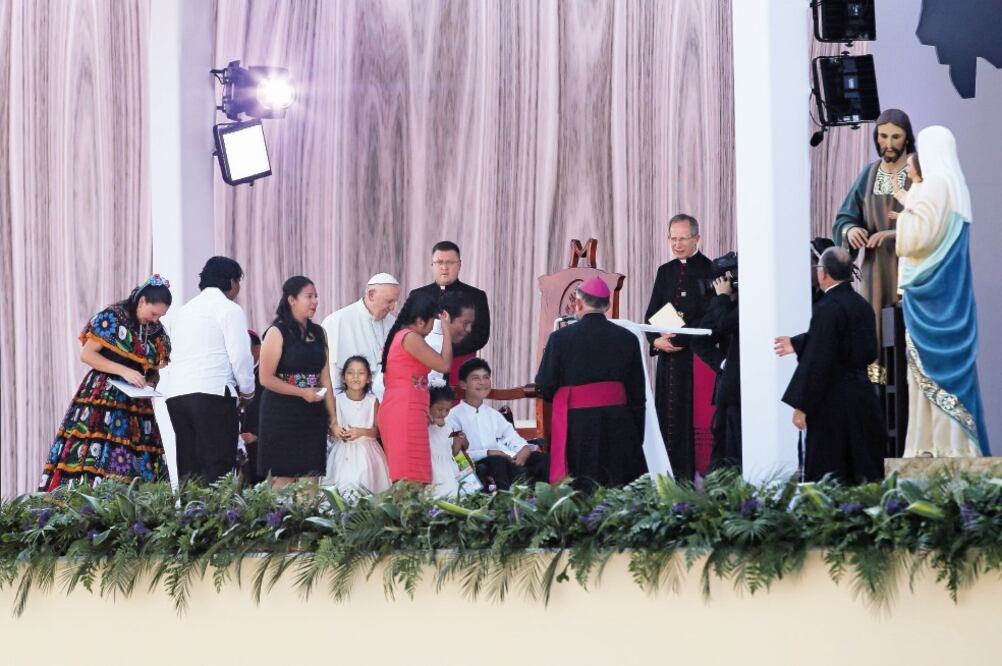 El papa Francisco encabezó el Encuentro con Familias en el Estadio Víctor Manuel Reyna', de San Cristóbal de las Casas, Chiapas, donde habló de los riesgos que actualmente enfrenta la institución (IVÁN STEPHENS. EL UNIVERSAL)