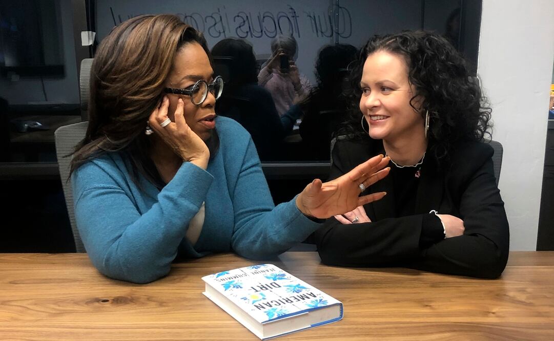 Oprah Winfrey y la autora de "American Dirt", Jeanine Cummins. Foto: AP /Hillel Italie, archivo