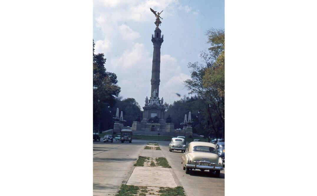 El Monumento a la Independencia, en el Paseo de la Reforma, a mediados de 1959. La toma fue realizada desde el camellón central que ahora luce motivos geométricos. Imagen: Col. Valerie Levy