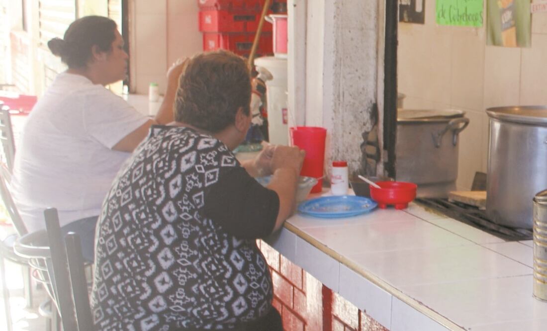 Vendedores de comida afirman que apenas están recuperando su clientela. Foto: Francisco Rodríguez. EL UNIVERSAL
