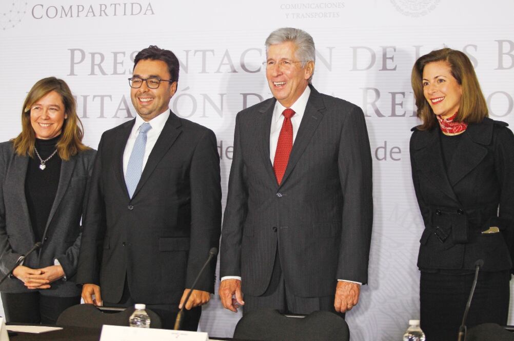Sonia Dula, de BofA; Gabriel Contreras, presidente del IFT; Gerardo Ruiz Esparza, titular de la SCT, y Mónica Aspe, subsecretaria de comunicaciones, en la presentación de las bases de licitación de la Red Compartida en enero pasado (ARCHIVO EL UNIVERSAL)