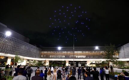 Recinto legislativo de San Lázaro se ilumina con espectáculo aéreo de luces