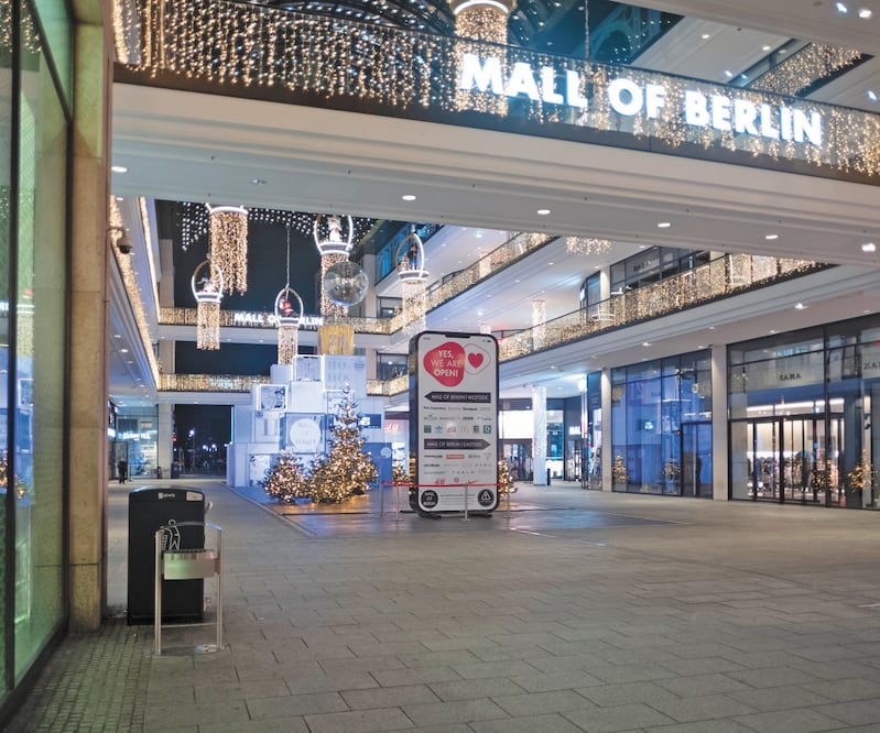 Un centro comercial en Berlín. El país impuso nuevas medidas de confinamiento. MARKUS SCHREIBER. AP