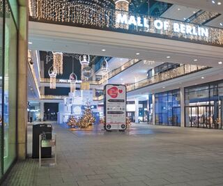 UE alista proceso “supersónico” para aprobar vacuna; amplían las restricciones