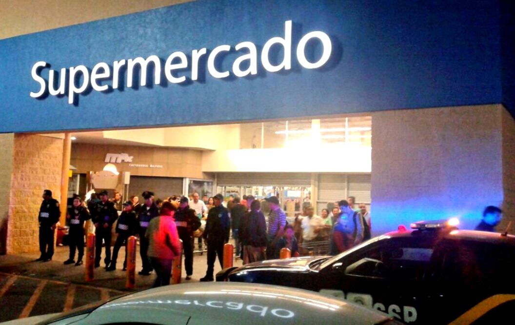 En algunas tiendas Walmart los oficiales montan guardia en la entrada, como medida de prevención por los recientes saqueos. Foto: @SSP_CDMX