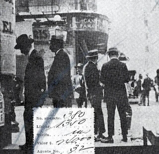 Desde los años 20, la capital mexicana padeció problemas en sus vialidades, debido a las malas costumbres viales de sus habitantes. Coches en doble fila, obstrucción de avenidas o peatones demorados en la acera entorpecieron desde entonces el ritmo vial de la ciudad. Foto: Hemeroteca EL UNIVERSAL.