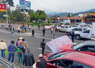 Ejidatarios bloquean la México - Toluca; exigen pago