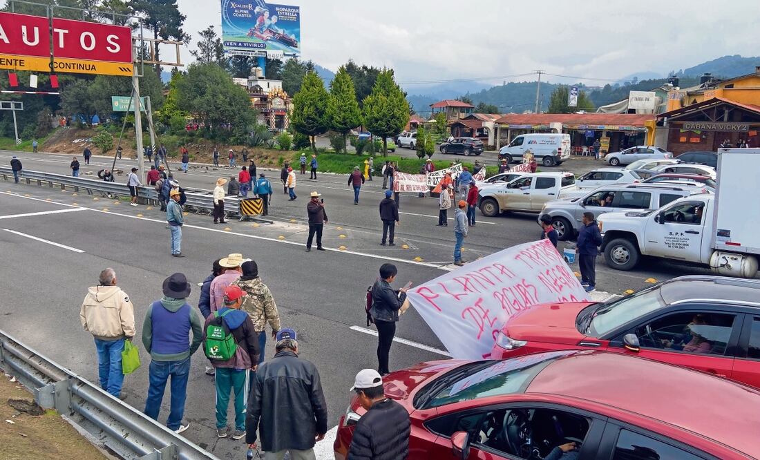 Tras una hora y media de negociación con autoridades, ejidatarios de Ocoyoacac determinaron el cierre de la autopista. Foto: Juan Carlos Williams / EL UNIVERSAL