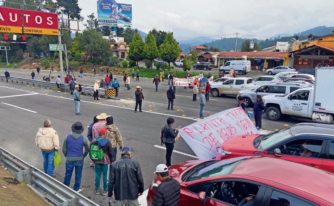 Tras una hora y media de negociación con autoridades, ejidatarios de Ocoyoacac determinaron el cierre de la autopista. Foto: Juan Carlos Williams / EL UNIVERSAL