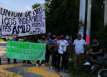 Con "Cielito Lindo", músicos de Oaxaca interceptan a AMLO para pedirle apoyos