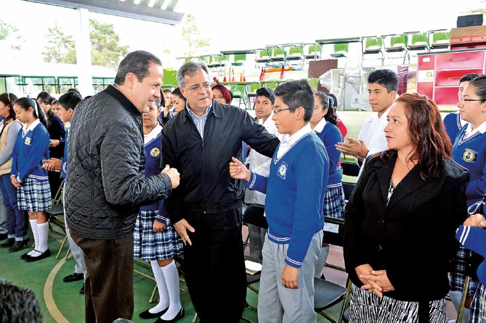 El gobernador Eruviel Ávila inició la entrega de mobiliario, material didáctico y equipo escolar a 3 mil instituciones educativas, en Papalotla (ESPECIAL)