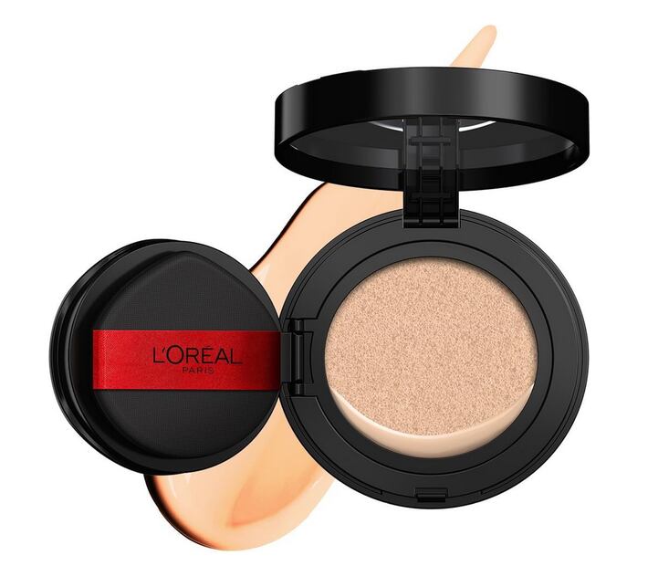 La base cushion de L'Oréal es muy cómoda para llevar en tu bolso y la punta del aplicador es muy práctica para aplicar en zonas como la nariz. Foto: Especial