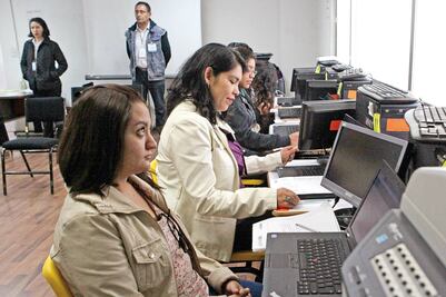 Alta participación en examen a docentes