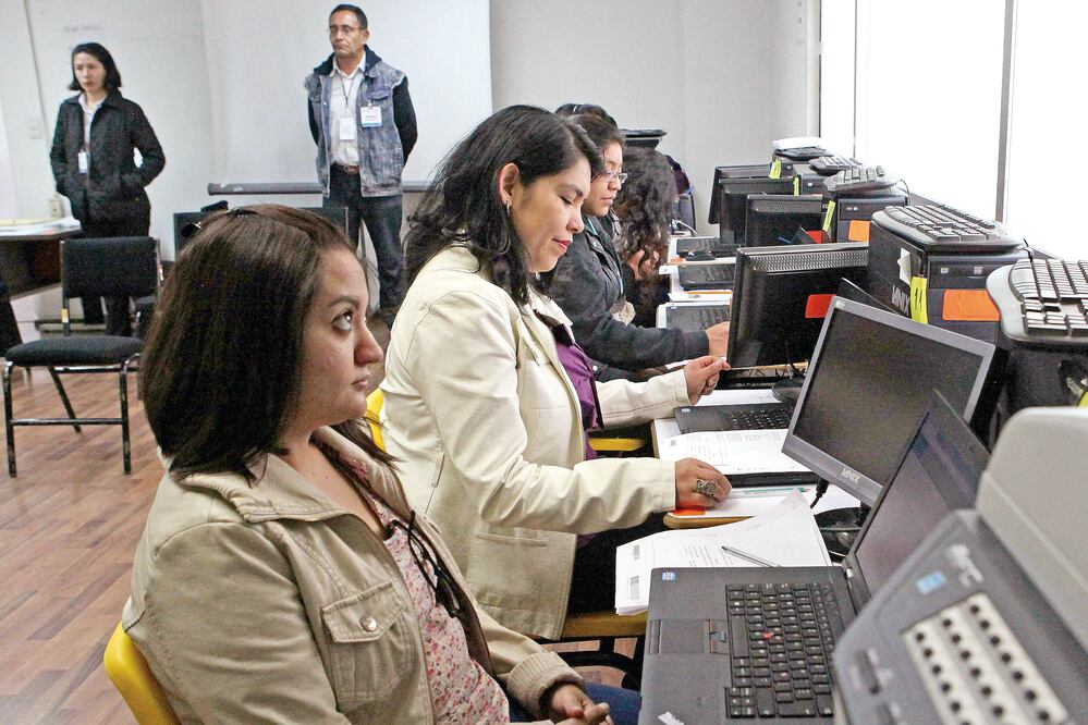 La evaluación tuvo una duración máxima de seis horas y los aspirantes se quejaron de que el examen fue difícil de leer en la pantalla de la computadora, confuso, ambiguo y que hasta faltas de ortografía y dedazos tenía. Foto: LUCÍA GODÍNEZ. EL UNIVERSAL