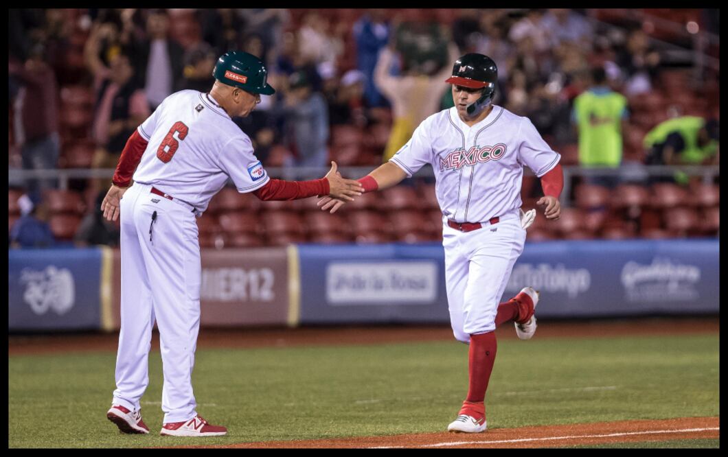 Esteban Quiroz en camino a la registradora en su grand slam ante República Dominicana (Twitter Premier 12).