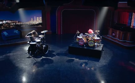 Dave Grohl y un muppet, en duelo de baterías