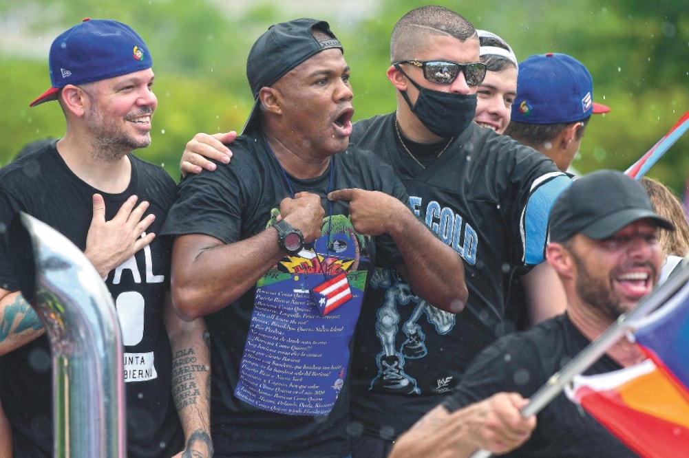 Residente (gorra azul) durante la protesta en San Juan. Foto/Carlos Giusti. AP 
