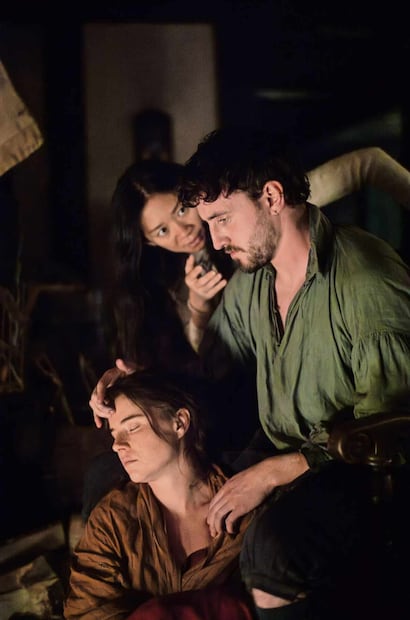 La realizadora de 43 años da instrucciones a Paul Mescal, quien interpreta a William Shakespeare en la historia rodada en Inglaterra. Foto: Universal Pictures