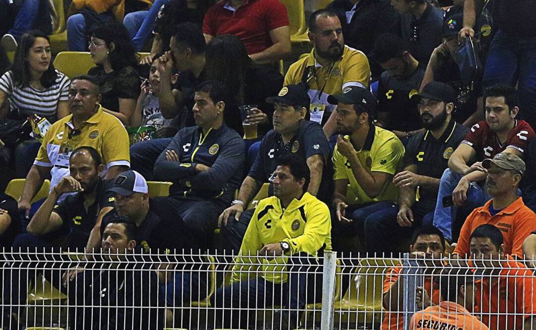 Diego Armando Maradona director tecnico de Dorados disfrutando del juego desde la tribuna. FOTO/IMAGO7