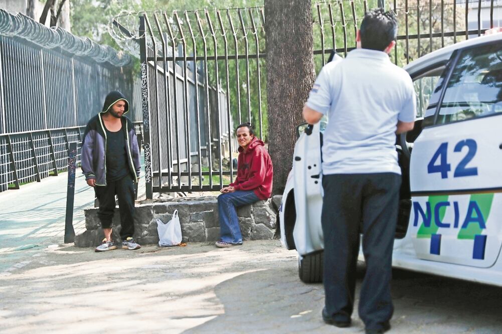Dos personas ajenas a la Universidad Nacional Autónoma de México que se encontraban en estado de ebriedad en el área de Los Frontones fueron retiradas por personal de vigilancia (IVÁN STEPHENS. EL UNIVERSAL)