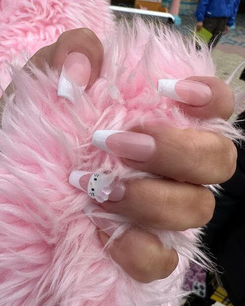 Uñas con Hello Kitty de Kim Kardashian / Foto: Instagram @kimkardashian