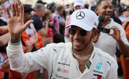 Lewis Hamilton toca el piano y homenajea a Queen