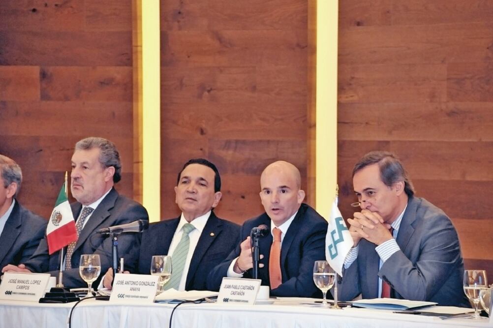 El secretario de Hacienda, José Antonio González Anaya (segundo de der. a izq.) , participó ayer en la reunión mensual del Consejo Coordinador Empresarial. (CORTESÍA)