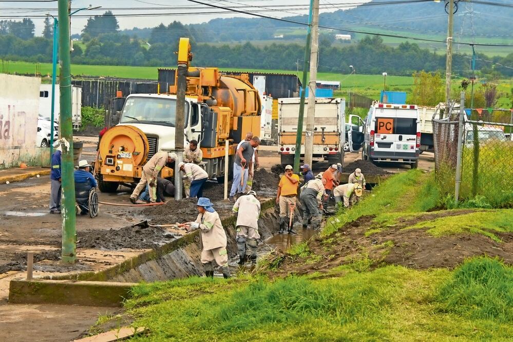 De acuerdo con autoridades del Sacmex, en la zona afectada se han hecho desazolves, colocado geocostaleras en los canales y reforzado gaviones, lo que permitirá tener retención del agua con contenido de suelo. Foto: Especial
