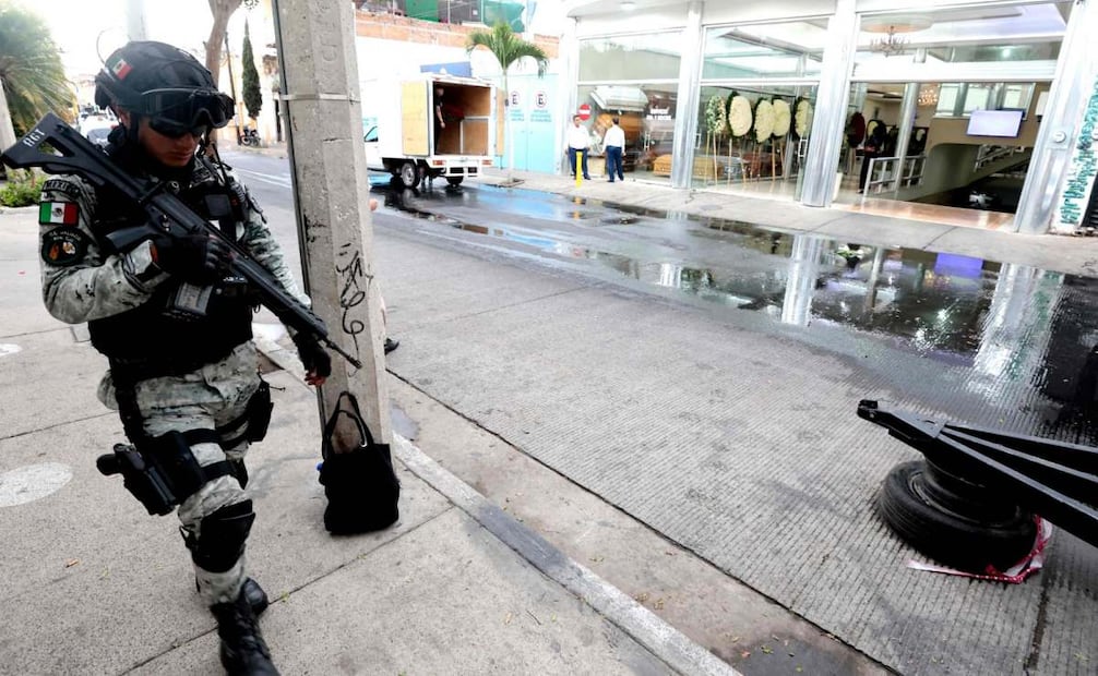 Militares mexicanos resguardan una funeraria en la ciudad de Guadalajara en la que es velado el cuerpo del narcotraficante Nemesio "El Mencho" Oseguera este domingo 1 de marzo de 2026. Foto: AFP
