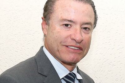 Presionan a Quirino Ordaz para quitar tenencia