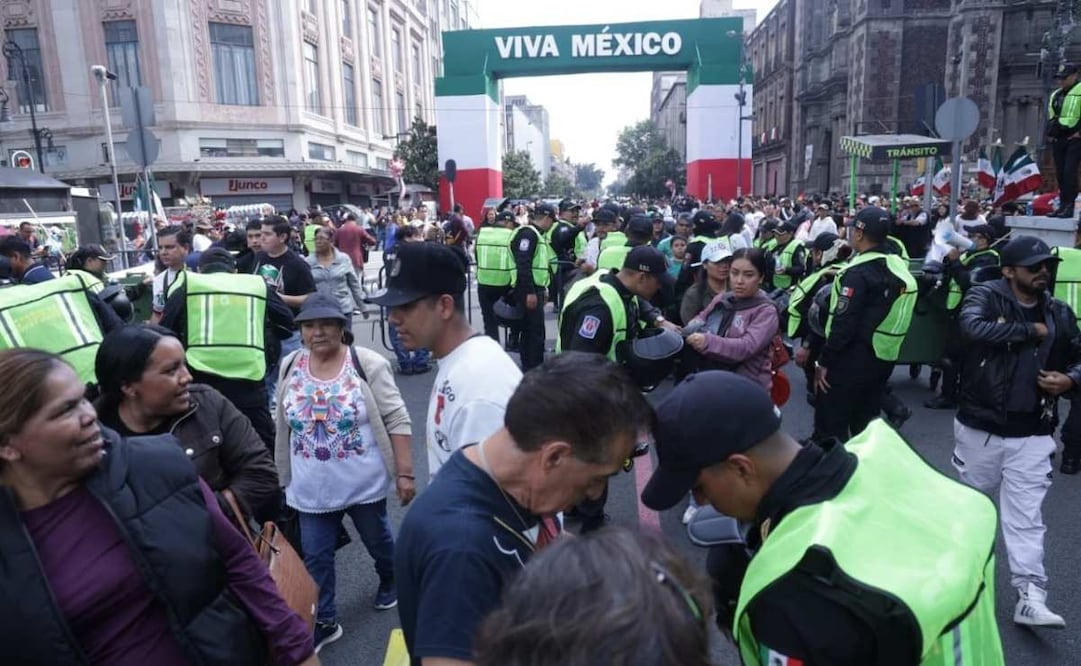 Elementos de la SSC implementaron filtros de seguridad alrededor del Zócalo capitalino. 15/09/2026. | Foto: Fernanda Rojas.