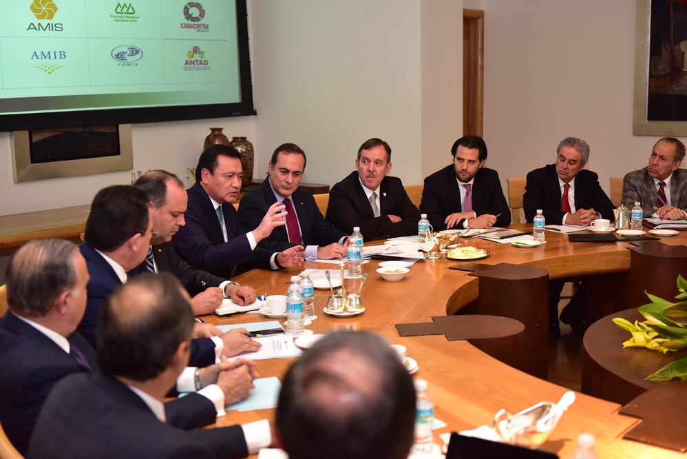 El Secretario de Gobernación, Miguel Ángel Osorio Chong, se reunió esta tarde con integrantes del Consejo Coordinador Empresarial. FOTO: Segob