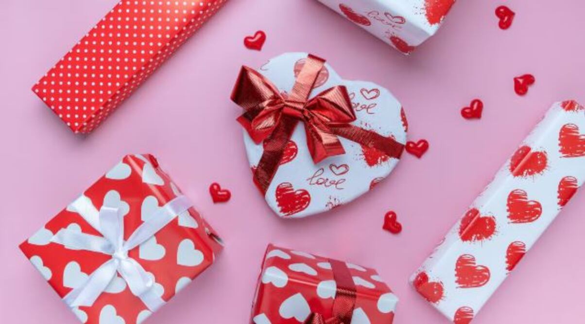 Durante la etapa de enamoramiento puede desarrollarse un materialismo afectivo, es decir, la tendencia a relacionar la calidad o el costo de un regalo con la intensidad del afecto. Foto: Pexels