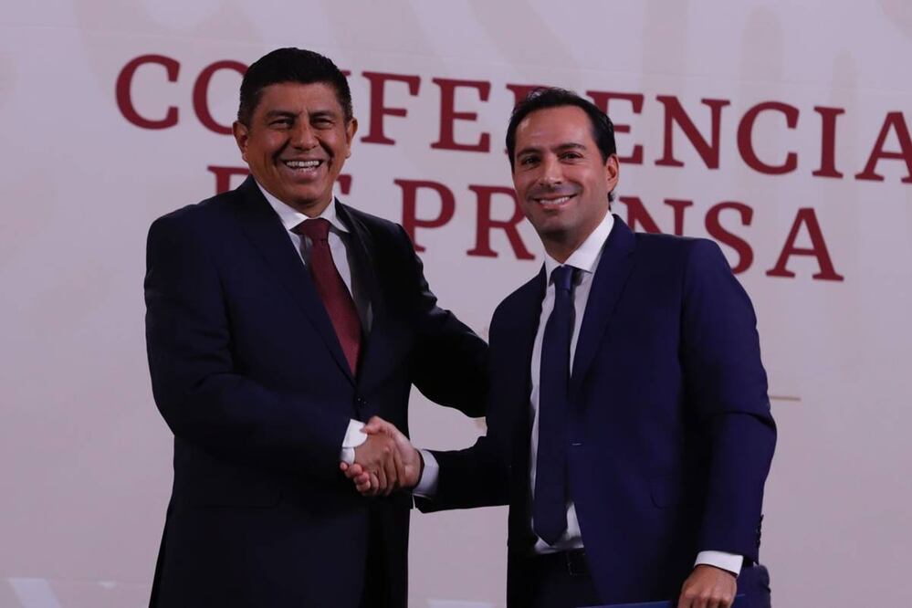 El gobernador de Oaxaca Salomón Jara (Morena) entregó la presidencia de la Conago al gobernador de Yucatán, Mauricio Vila Dosal (PAN). Foto: Berenice Fregoso