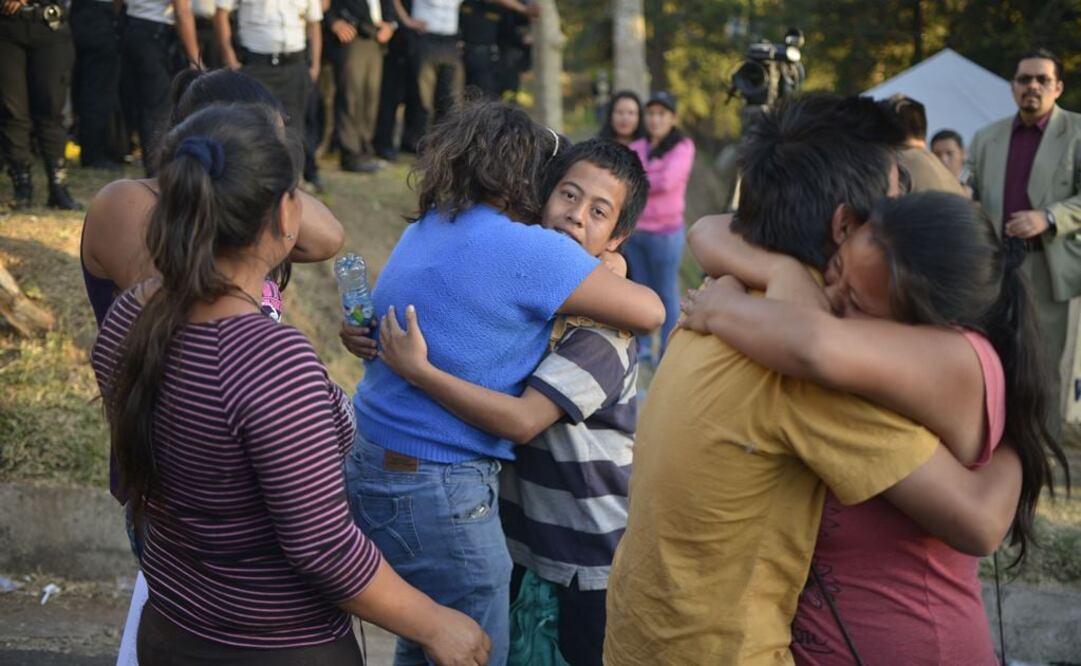 Padres abrazan a sus hijos, luego de que se registrara un incendio en el albergue para menores Virgen de la Asunción. Foto: Xinhua