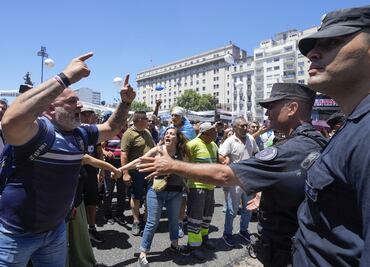 Provincias argentinas amenazan con cortar suministro de petróleo y gas por disputa con Milei
