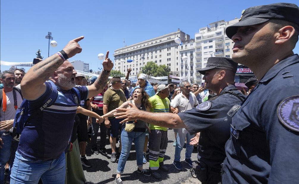 La CGT, otros sindicatos, partidos políticos peronistas y de izquierdas, asociaciones civiles, organizaciones de derechos humanos o representantes del mundo de la cultura de Argentina marchan por las calles del centro de Buenos Aires contra las reformas de Javier Milei. Foto: AP